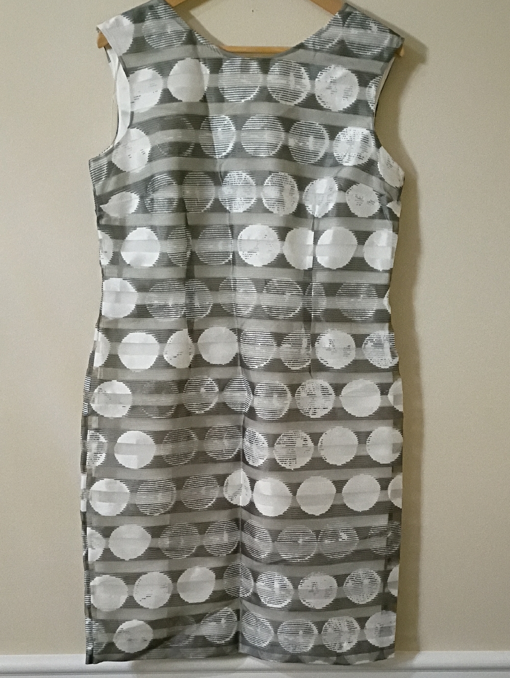 Un Jour Uja Ailleurs Sleeveless Gray and White Polka Dot Sheath Dress Size 10